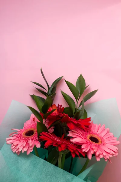 Ramo Gerberas Rosadas Rojas Sobre Fondo Pastel Rosado — Foto de Stock