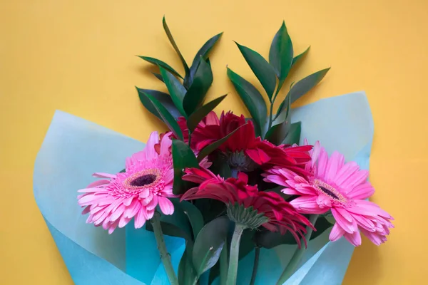 Ramo Gerberas Rosadas Rojas Sobre Fondo Amarillo — Foto de Stock