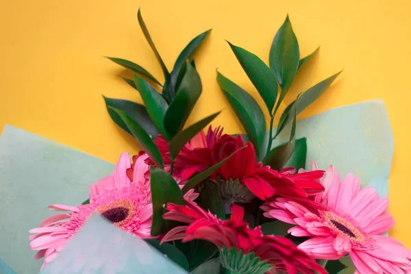 Ramo Gerberas Rosadas Rojas Sobre Fondo Amarillo — Foto de Stock