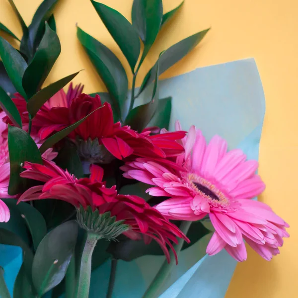 Ramo Gerberas Rosadas Rojas Sobre Fondo Amarillo — Foto de Stock