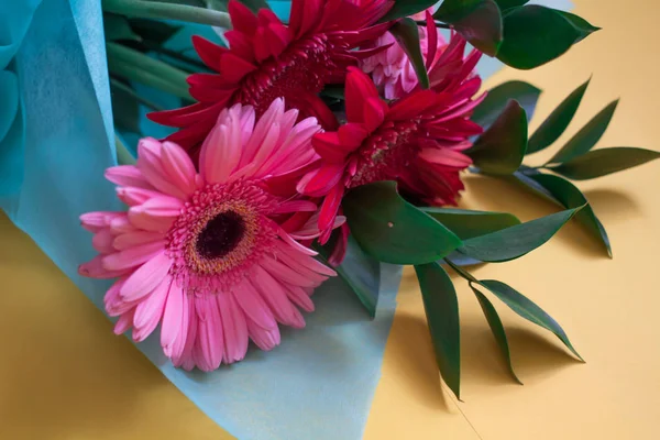 Ramo Gerberas Rosadas Rojas Sobre Fondo Amarillo — Foto de Stock