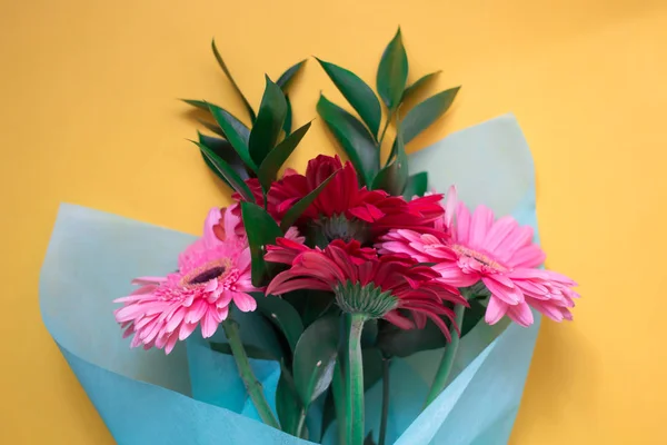 Ramo Gerberas Rosadas Rojas Sobre Fondo Amarillo — Foto de Stock