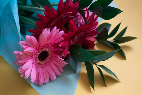 Ramo Gerberas Rosadas Rojas Sobre Fondo Amarillo — Foto de Stock