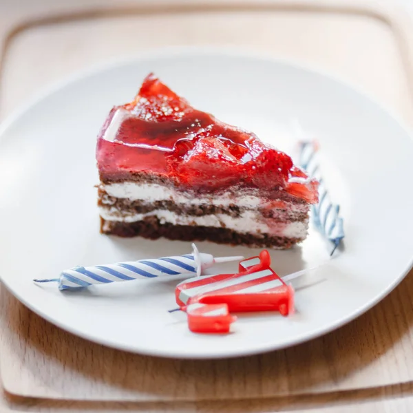 Stück Kuchen Und Zwei Kerzen Kerze Nummer Zwei — Stockfoto