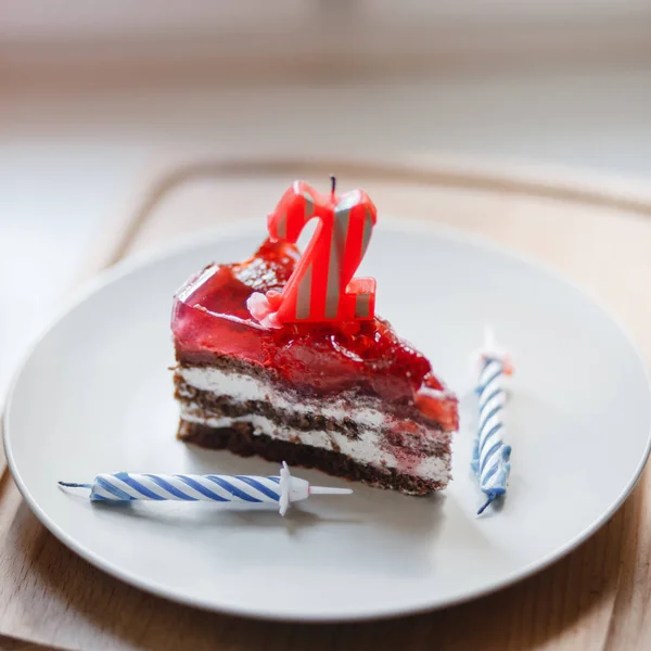 Stück Kuchen Und Zwei Kerzen Kerze Nummer Zwei — Stockfoto