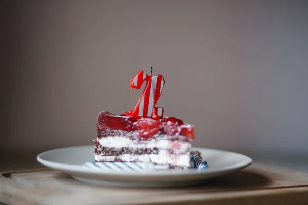 Stück Kuchen Und Zwei Kerzen Kerze Nummer Zwei — Stockfoto