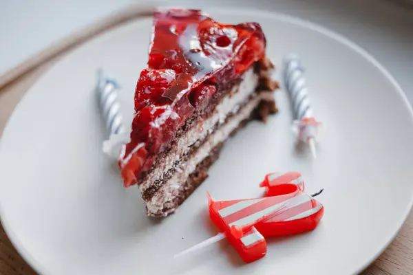 Stück Kuchen Und Zwei Kerzen Kerze Nummer Zwei — Stockfoto