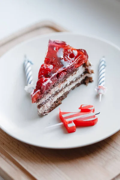 Stück Kuchen Und Zwei Kerzen Kerze Nummer Zwei — Stockfoto