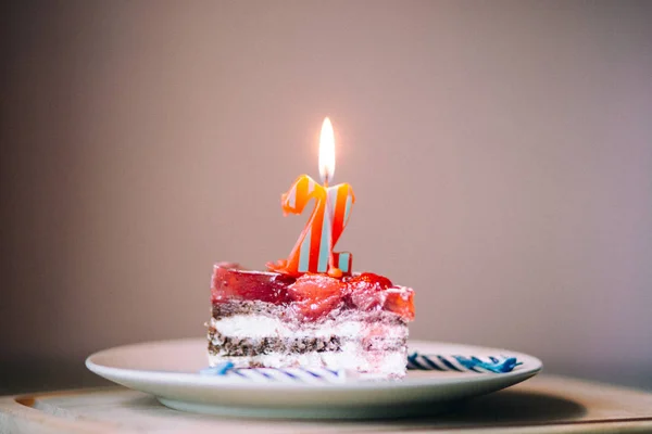 Кусок Торта Две Свечи Свеча Номер Два Два — стоковое фото