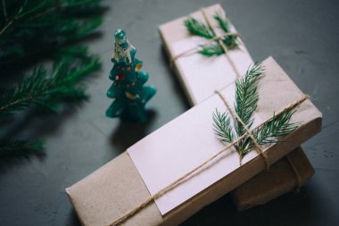 İki hediye kutuları, köknar-ağaç dalları, dekor ile Noel arka plan. Üstten görünüm kopya alanı ile gri arka plan sıvalı.