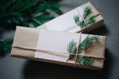 İki hediye kutuları, köknar-ağaç dalları, dekor ile Noel arka plan. Üstten görünüm kopya alanı ile gri arka plan sıvalı.