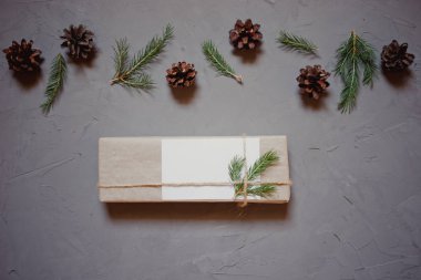 Çam ağacı ve dekor, hediye kutuları ile Noel arka plan. Üstten görünüm kopya alanı ile gri arka plan sıvalı.