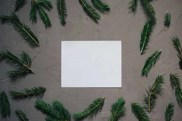 Vánoční Pozadí Jedle Výzdobu Pohled Shora Kopie Prostoru Gray Přilepené — Stock fotografie