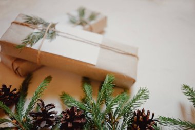 Çam ağacı ve dekor, hediye kutuları ile Noel arka plan. Kopyalama alanı, beyaz arka plan ile üstten görünüm