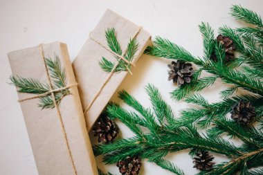 Çam ağacı ve dekor, hediye kutuları ile Noel arka plan. Kopyalama alanı, beyaz arka plan ile üstten görünüm