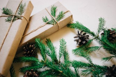 Çam ağacı ve dekor, hediye kutuları ile Noel arka plan. Kopyalama alanı, beyaz arka plan ile üstten görünüm