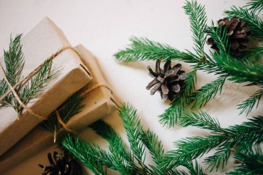 Çam ağacı ve dekor, hediye kutuları ile Noel arka plan. Kopyalama alanı, beyaz arka plan ile üstten görünüm