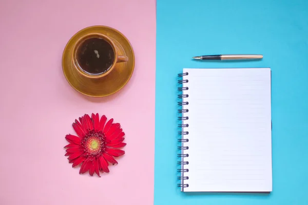 minimalist düz yatıyordu, pastel renkler, gerbera, Kupası, defter, kalem, kopya alanı