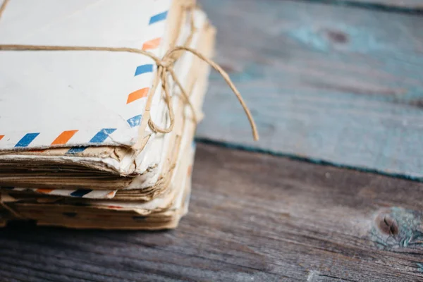 Pilha Letras Antigas Envelopes Amarrado Com Fio Uma Mesa Madeira — Fotografia de Stock