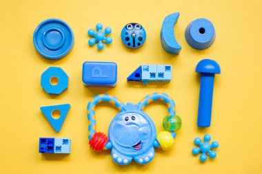 Moscow, Rusya Federasyonu-08 13 2018: çocukların oyuncakları, sarı bir arka plan, üstten görünüm üzerinde bir desen ortaya konulan mavi