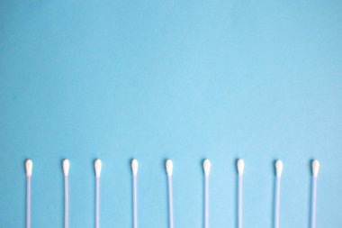 mavi bir arka plan üzerinde pamuk tomurcukları paterni