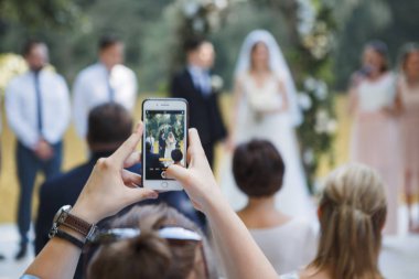 Moskova, Rusya - 08 14 2018: Konuk düğün, yeni evliler telefonda fotoğraf çeker