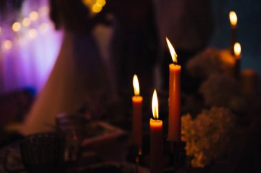 düğün töreni, karanlık, yeni evliler silüeti mumlar