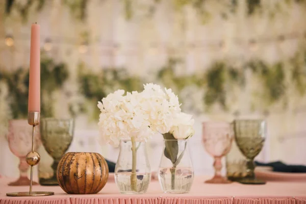 Wedding Decor Decorated Table Newlyweds Table Setting Flowers Green Pink — Stock Photo, Image