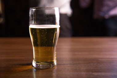 Moskova, Rusya - 08 26 2018: bardak bira, bir bar veya pub masada
