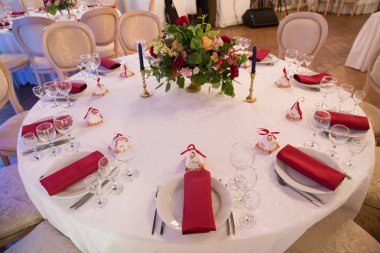 masa dekorasyonu için düğün töreni, sofra, çiçekler, kırmızı ve beyaz dekor