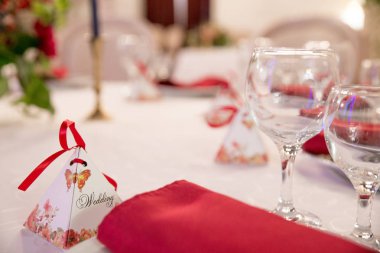 masa dekorasyonu için düğün töreni, sofra, çiçekler, kırmızı ve beyaz dekor kapatın