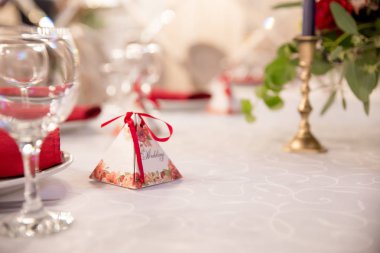 masa dekorasyonu için düğün töreni, sofra, çiçekler, kırmızı ve beyaz dekor