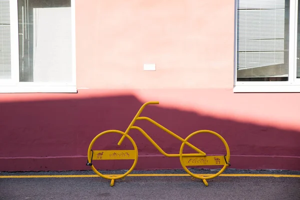 Moscou Rússia 2018 Paisagem Urbana Bicicleta Decorativa Amarela Fundo Parede — Fotografia de Stock