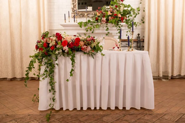 Tabel Decor Voor Huwelijksceremonie Tabel Setting Bloemen Rode Witte Decor — Stockfoto