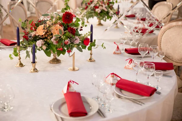 Tabel Decor Voor Huwelijksceremonie Tabel Setting Bloemen Rode Witte Decor — Stockfoto