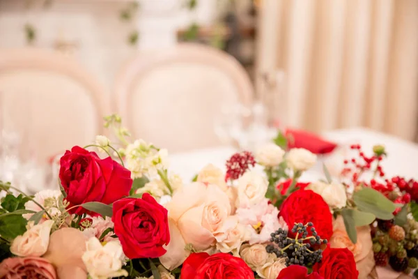 Masa Dekorasyonu Için Düğün Töreni Sofra Çiçekler Kırmızı Beyaz Dekor — Stok fotoğraf