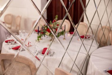 masa dekorasyonu için düğün töreni, sofra, çiçekler, kırmızı ve beyaz dekor