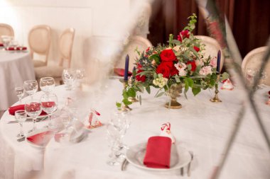 masa dekorasyonu için düğün töreni, sofra, çiçekler, kırmızı ve beyaz dekor