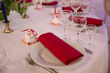 masa dekorasyonu için düğün töreni, sofra, çiçekler, kırmızı ve beyaz dekor kapatın