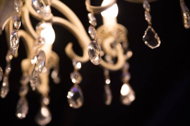 Kristal avize yakın çekim karanlıkta. Glamour arka plan