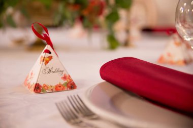 masa dekorasyonu için düğün töreni, sofra, çiçekler, kırmızı ve beyaz dekor kapatın