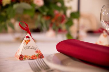 masa dekorasyonu için düğün töreni, sofra, çiçekler, kırmızı ve beyaz dekor kapatın