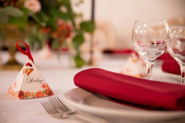 masa dekorasyonu için düğün töreni, sofra, çiçekler, kırmızı ve beyaz dekor kapatın