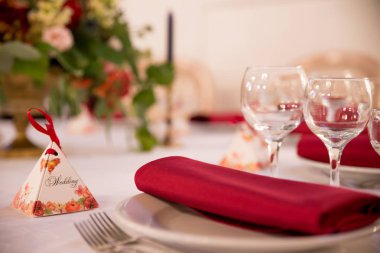 masa dekorasyonu için düğün töreni, sofra, çiçekler, kırmızı ve beyaz dekor kapatın