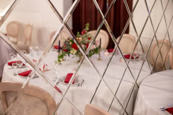 masa dekorasyonu için düğün töreni, sofra, çiçekler, kırmızı ve beyaz dekor