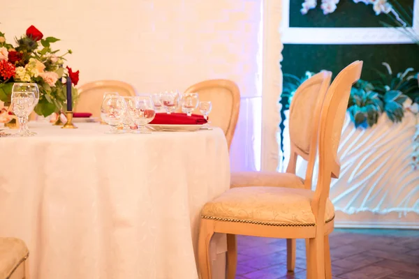 Tabel Decor Voor Huwelijksceremonie Tabel Setting Bloemen Rode Witte Decor — Stockfoto