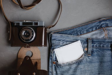 Moskova, Rusya - 08 30 2018:top görünümü mavi jeans, retro vintage fotoğraf makinesi, cep, kart kopyalama alanı