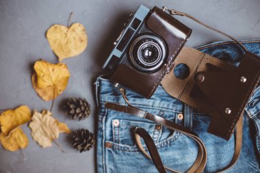 Moskova, Rusya - 08 30 2018:top görünümü kot, sonbahar yaprakları, üvez meyveleri, vintage retro kamera, kartpostal, kopya alanı