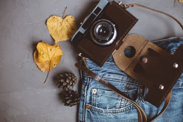 Moskau Russland 2018 Von Oben Blue Jeans Herbstblätter Vogelbeeren Retrokamera — Stockfoto