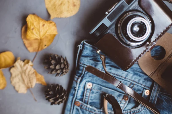 Moskau Russland 2018 Von Oben Blue Jeans Herbstblätter Vogelbeeren Retrokamera — Stockfoto